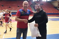 Direktor ŽRK Borac Darko Savić rivale pomaže loptama i majicama