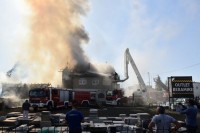 Radnik firme koju je zahvatio požar: Bojim se da je koleginica ostala u kući VIDEO