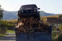 На тракторску приколицу натоварио дрва и голф 2