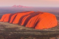 Turisti čekaju posljednji uspon na Uluru