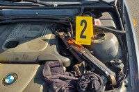 Državljanka BiH sakrila automatsku pušku ispod haube