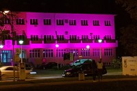 Добојска Градска управа вечерас освијетљена розе бојом