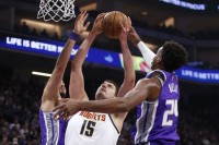 Jokića namučio Holms, Bogdanovića trojka – Denver preživio Sakramento VIDEO