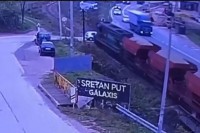 Voz udario direktno u automobil u Srebreniku, vozač povrijeđen VIDEO