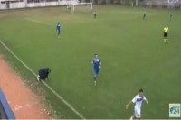 Trenera Sutjeske u 89. minuti pogodila lopta, on ušao u teren i tražio pomoć VIDEO
