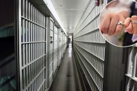 Ријетки стају на луди камен иза решетака