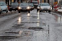 Упозорење АМС РС: Оштећења на коловозу због воде нису довољно видљива