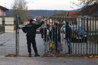 Policija pravi obruč oko kampova