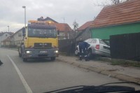"Škodom" uletio u dvorište