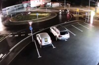 Незапамћена сцена на кружном току у Цазину: Голфом само равно, преко траве VIDEO