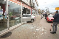 Djevojci se zaglavila štikla pa se zabila automobilom u radnju u Banjaluci VIDEO