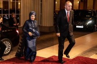 Erdoganova žena u srpskom kaputu na NATO samitu