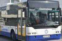 Migranti razvalili vrata i polupali prozore na autobusu u Hadžićima