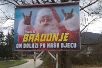 U Kalesiji i Živinicama postavljeni bilbordi sa pozivom za bojkot proslave Nove godine