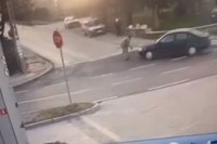 Šokantan snimak iz Bileće: Pješak prelazio ulicu, "pokupio" ga pasat  VIDEO