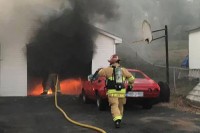 Automobil se zapalio, vatra se proširila na garažu i ostavu za drva