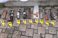 U buradima pronađeno sedam rastavljenih kalašnjikova i hekler