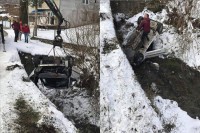 Zvornik: Vozilo završilo na krovu