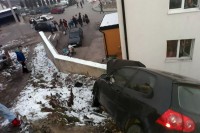 Bizarna saobraćajna nesreća u Kaknju: Auto se survao niz padinu, povrijeđena pješakinja