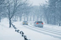 Snijeg i poledica usporavaju vožnju u centralnim, istočnim i zapadnim krajevima