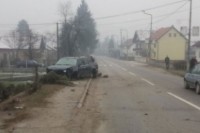 Automobil sletio s ceste i udario u zid, s vozila otpala dva točka