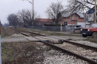 Povrijeđeni na pružnom prelazu i dalje u teškom stanju