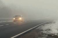 Магла и клизави коловози отежавају вожњу
