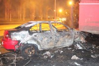 Maloljetnici ukradenom "džetom" izazvali dva udesa,  automobil se potom zapalio i izgorio