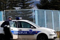 Potukli se, lupali automobile, pa napali policajce