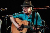 Američki folk pevač preminuo na sceni usred pesme