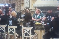 Majka učesnice rijalitija upala u vilu s nožem da bi izvukla kćerku