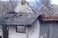 Izgorjela porodična kuća u Banjaluci: Vatrogasci nisu mogli da priđu jer nema puta