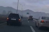 Automobil vukao muškarca na sankama auto-putem Sarajevo - Zenica VIDEO
