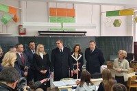 Вучић у Мркоњић Граду: Доносимо помоћ за школу