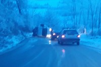 Tri lica povređena u slijetanju kombija kod Teslića