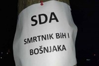 Plakati “SDA - smrtnik Bošnjaka” lijepljeni po Sarajevu