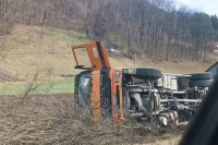 Kotor Varoš: Kamion sletio sa puta i prevrnuo se