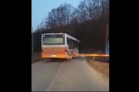 Жељезнице Републике Српске: Аутoбус прешао преко пруге упркос спушеној рампи VIDEO