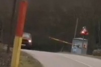 Novi nesavjesni vozač: Rampa se spušta, a kombi prelazi preko pruge VIDEO