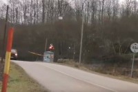 Identifikovan vozač kombija koji je prešao preko pruge uprkos zabranama