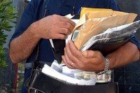 Predstavili se kao poštari pa pretukli i opljačkali ženu