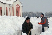 Сњежни сметови и јак вјетар донијели проблеме становницима Српске