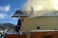 Izgorjeli krov i potkrovlje porodične kuće kod Milića