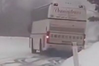 Jeziv snimak: Pogledajte kako autobus kliže niz Komar VIDEO