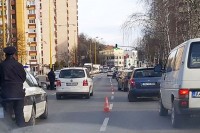 Tuzlak zaobilazio kolonu, udario dva auta i policajca pa pobjegao