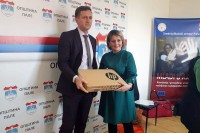 Југовић уручио лаптоп за активности у борби против вршњачког насиља