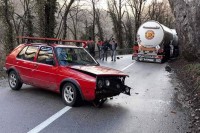Teška saobraćajka, sudar automobila i kamiona: Golf ostao bez prednjeg dijela