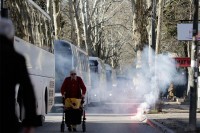 Huligani u Mostaru bacili baklje na članove antifašističkih udruženja