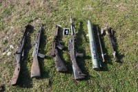 Policija kod Dobojlije pronašla "zolju", puškomitraljez i tri puške