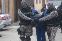 U pretresima pronađena vozila, oružje i droga